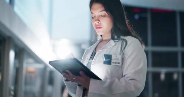 Doktor Test Sonuçları Için Hastanede Tablet Stres Baş Ağrısı Başarısız — Stok video