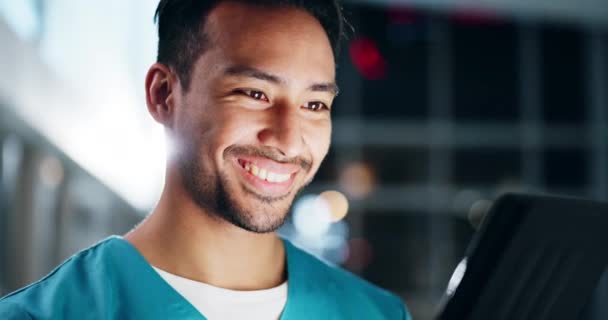 Arzt Mann Und Lächeln Mit Tablet Für Die Gesundheitsversorgung Medizinische — Stockvideo