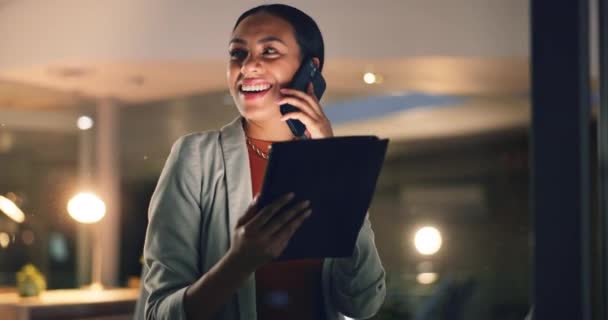 平板电脑 办公室里的夜晚 女人在谈话和商务交往带着微笑 网络研究和数字应用 快乐的女商人在工作场所加班聊天 — 图库视频影像