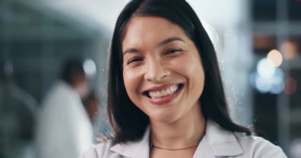 Gesicht Arzt Oder Lächeln Krankenhaus Für Vertrauen Hilfe Oder Professionalität — Stockvideo