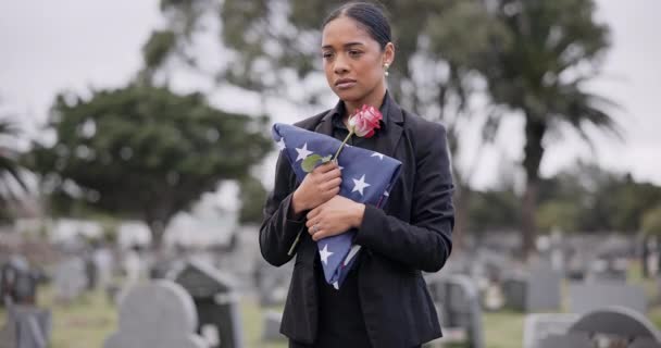 Begravning Ros Och Amerikansk Flagga Med Kvinna Kyrkogård Sorg Vid — Stockvideo