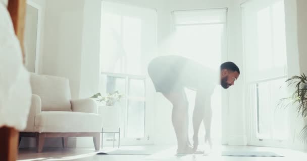 Denge Yoga Bir Erkekle Oturma Odasında Esneme Manevi Farkındalık Zindelik — Stok video