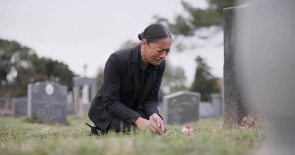 悲伤的女人 坟场和哭泣的女人 在丧葬或公墓的时候 站在墓碑旁哀悼 失落或悲伤 在追悼会或丧葬仪式上花朵凋零 死亡或离别的女性 — 图库视频影像