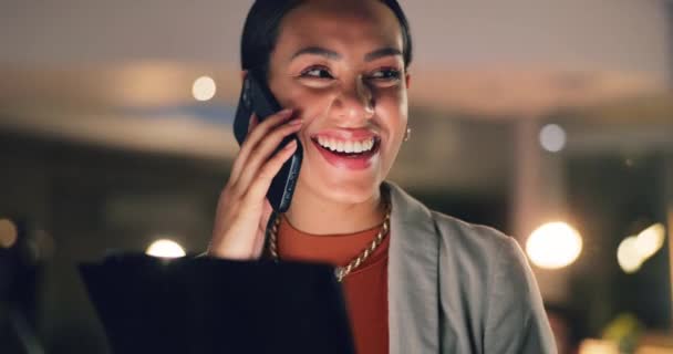 タブレット ナイトオフィス 会話のビジネスマン 笑顔でビジネスネットワーキング ディスカッション インターネットリサーチ デジタルアプリ 職場での残業中に話す幸せな女性 — ストック動画