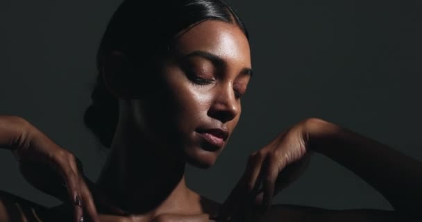 ボディケア ウェルネス 健康ルーチンを備えたスタジオで美しく 官能的で若い女性 インドの女性モデルの化粧品 肖像画 黒い背景で輝く肌の治療 — ストック動画