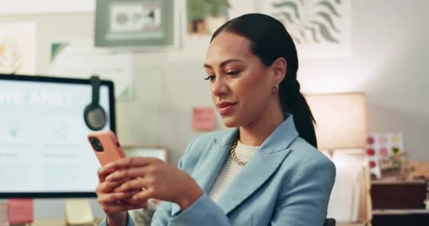 Teléfono Sonrisa Mujer Negocios Oficina Escribiendo Mensaje Texto Las Redes — Vídeos de Stock