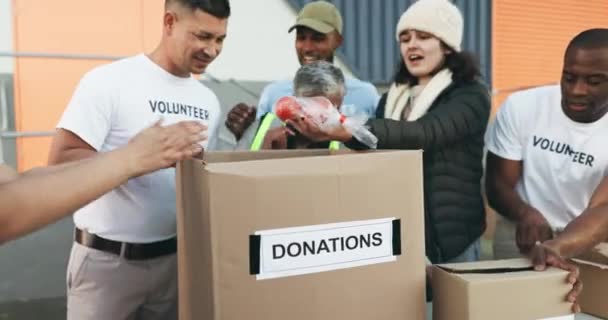 在非政府组织 慈善机构或社区服务团队中 快乐的人 志愿者和捐款箱一起工作 以团队合作 社会或贡献形式包装包裹 包裹或盒子的志愿工作者群体 — 图库视频影像