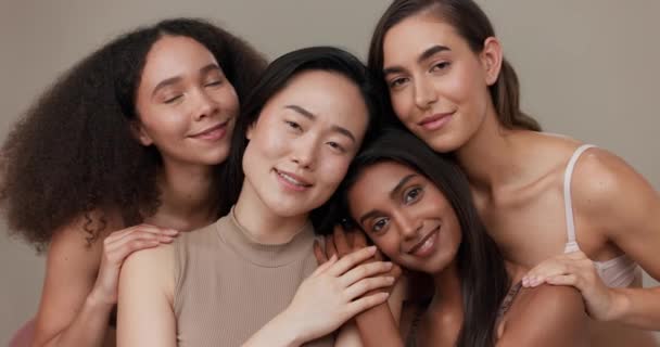 Mujeres Retrato Belleza Diversidad Feliz Con Bienestar Dermatología Amigos Aislados — Vídeo de stock