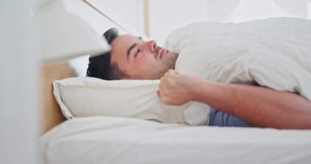 Ember Nyújtózkodtam Felébredtem Hálószobában Alvásból Szundikálásból Kényelmes Pihenésből Reggel Otthon — Stock videók