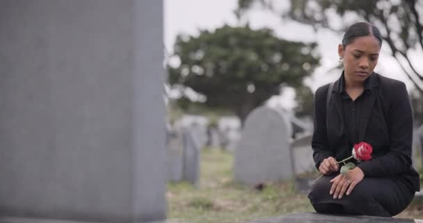 Mulher Triste Rosa Cemitério Luto Perda Tristeza Funeral Lápide Cemitério — Vídeo de Stock