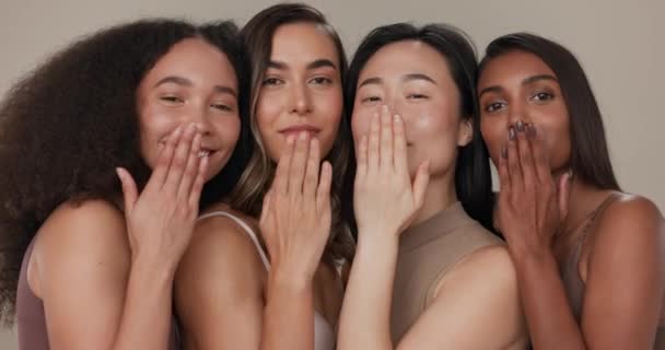 Bellezza Donne Amici Soffiano Bacio Studio Diversità Inclusione Benessere Viso — Video Stock