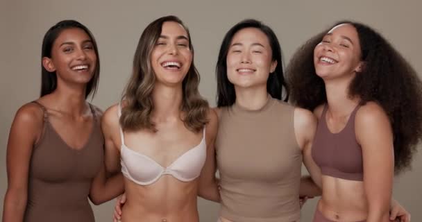 スキンケア グループ 多様性の女性は 化粧品 セルフケア ランジェリー服のために笑い 幸せで笑います 女性のエンパワーメント そしてスタジオの背景にある下着モデルの肖像 — ストック動画