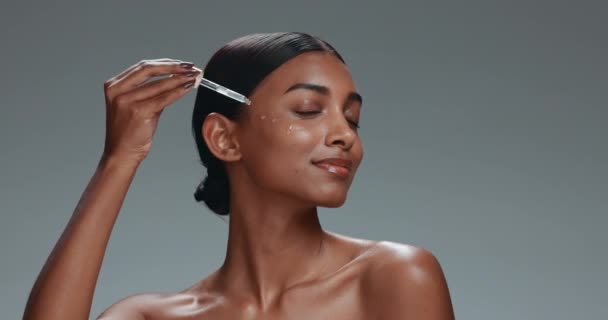 Mujer Suero Gota Belleza Estudio Brillo Facial Con Salud Bienestar — Vídeos de Stock