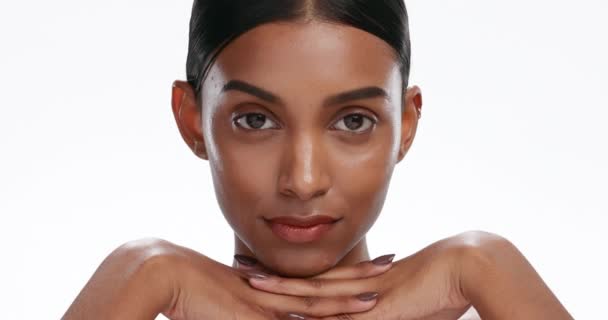 Kobieta Twarz Rękach Naturalne Piękno Pielęgnacja Kosmetyczna Wellness Skóry Izolowane — Wideo stockowe