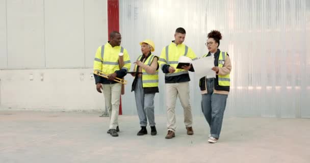 Équipe Construction Planification Personnes Sur Tablette Pour Discussion Entretien Fabrication — Video