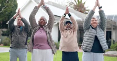 Yoga, dua eden eller ve evde meditasyonda olan yaşlı insanlar, sakin farkındalık ya da sağlıklı vücut eğitimi. Namaste, yaşlılar grubu veya Zen egzersizi sağlık, kış antrenmanı veya arka bahçede barış.