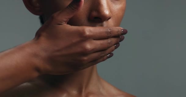 Ręce Dotykać Pielęgnacja Skóry Usta Kobiety Studio Odizolowane Szarym Tle — Wideo stockowe