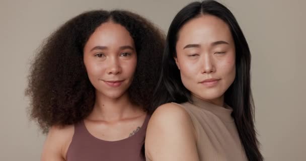 Arc Hajápolás Nők Szépség Kozmetikumok Bőrápoló Szürke Stúdió Háttér Portré — Stock videók