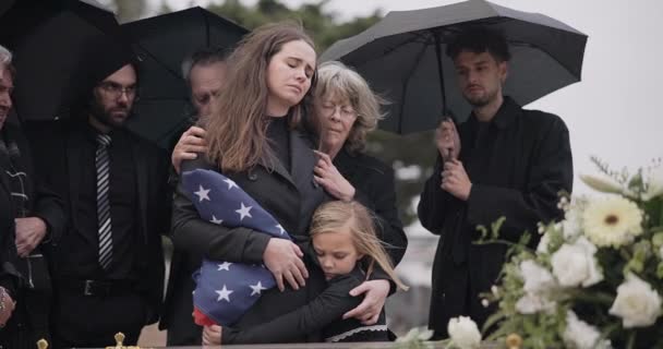 Κηδεία Οικογενειακή Αγκαλιά Και Λυπημένοι Άνθρωποι Υποστήριξη Πένθους Αποχαιρετιστήρια Λειτουργία — Αρχείο Βίντεο