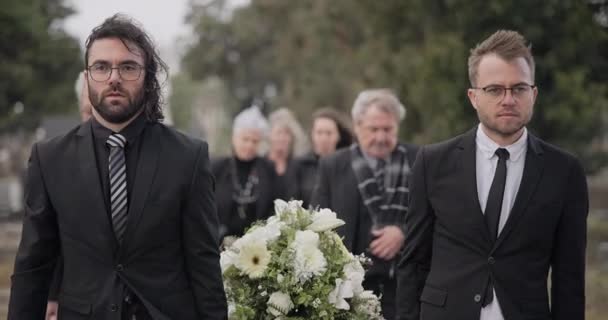 Палладианцы Мужчины Прогуливающиеся Гробом Траурной Церемонии Открытым Небом Места Захоронения — стоковое видео