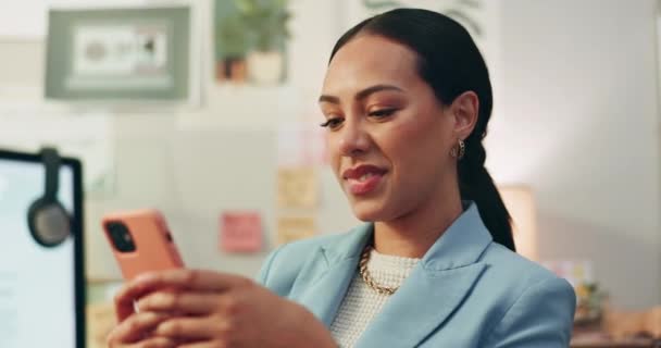 Teléfono Texto Mujer Negocios Oficina Feliz Por Las Redes Sociales — Vídeos de Stock