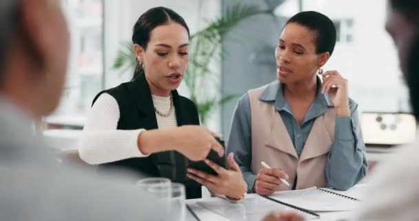 Ludzie Biznesu Spotkania Lub Kobiety Tabletem Pracy Zespołowej Lub Planowania — Wideo stockowe