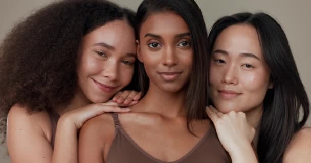 Женщины Лицо Красота Разнообразие Улыбка Здоровьем Дерматология Друзья Изолированы Студийном — стоковое видео