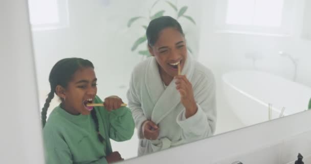 Äiti Oppiminen Tai Tyttö Kylpyhuoneessa Harjaamalla Hampaat Yhdessä Suuhygienian Peiliin — kuvapankkivideo