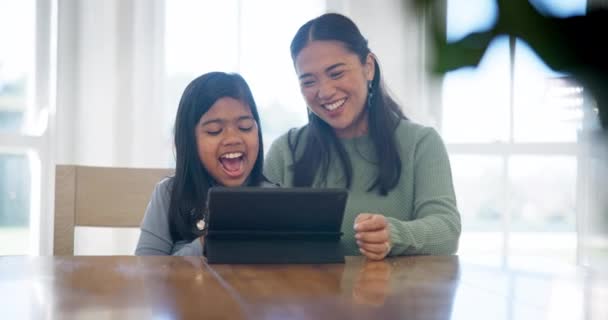 家庭教育のための母 タブレット Eラーニングとサポート 愛と笑顔で教育とオンライン開発 ハッピーファミリー デジタルテクノロジーのママと少女 言語学校と助け — ストック動画