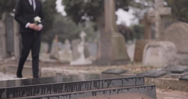 Funerale Passeggiando Nel Cimitero Uomo Con Fiore Ricordo Cerimonia Sepoltura — Video Stock