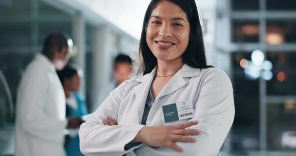 Mujer Rostro Médico Con Los Brazos Cruzados Los Servicios Salud — Vídeo de stock