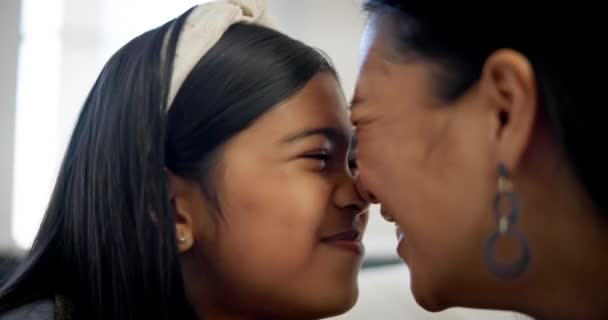 Twarz Matka Córka Eskimoskim Pocałunkiem Dotykaniem Nosa Szczęściem Miłością Więzią — Wideo stockowe