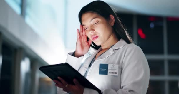 Krankenhausarzt Digitaler Und Tablet Mit Kopfschmerzen Testergebnisse Versagen Oder Irren — Stockvideo