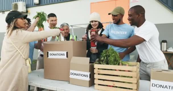 志愿工作的人 高五和捐赠成功 团队精神和支持 社区服务或非政府组织食品盒 非营利组织或男女为慈善项目鼓掌 庆祝和兴奋 — 图库视频影像