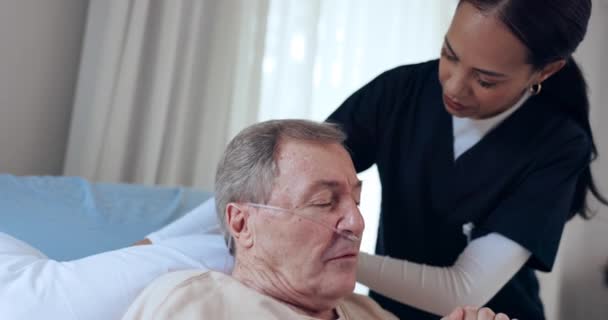 Altenpfleger Krankenpfleger Und Krankenhausbett Mit Pflegekraft Und Hilfe Bei Lungenkrebs — Stockvideo