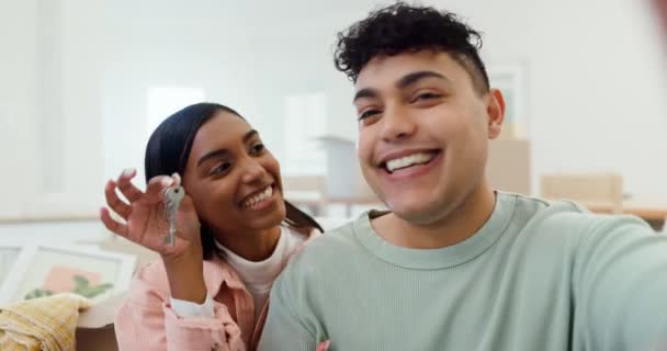 Visage Couple Appel Vidéo Avec Les Clés Dans Nouvelle Maison — Video