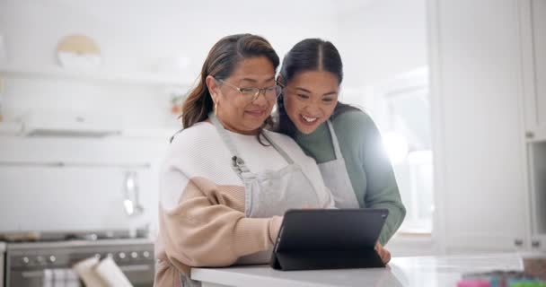 Tablet Cozinha Mãe Sênior Com Filha Cozinha Para Ajudar Comida — Vídeo de Stock