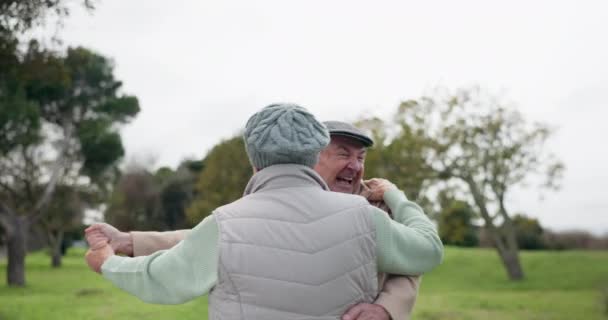 上了年纪的夫妇 在公园里跳舞和户外度假 他们精力充沛 快乐而又充满爱心 老年男女在大自然的旋转 有趣的冒险和庆祝退休和自由 — 图库视频影像