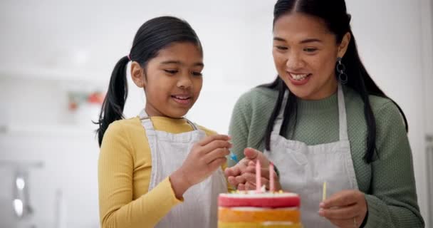 Торт Свечи Мама Пекут Девушкой Разговаривая Вместе Помощью Кухне Счастливая — стоковое видео