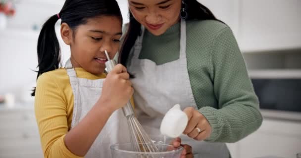 Μαμά Παιδί Και Χαρούμενο Ψήσιμο Στην Κουζίνα Για Αγάπη Φροντίδα — Αρχείο Βίντεο