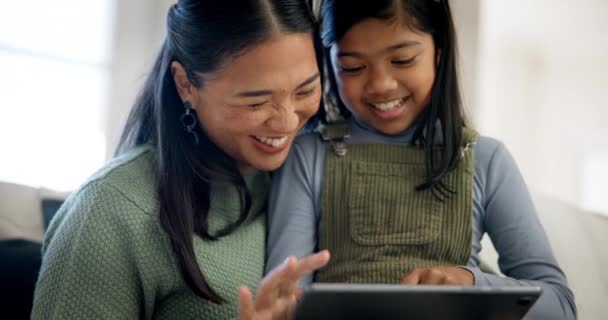 亚洲母亲 女孩和平板电脑的学习 视频或在线课程的发展 照顾或笑与迷因 女儿和数码触摸屏 用于学习 社交媒体应用或一起阅读 — 图库视频影像