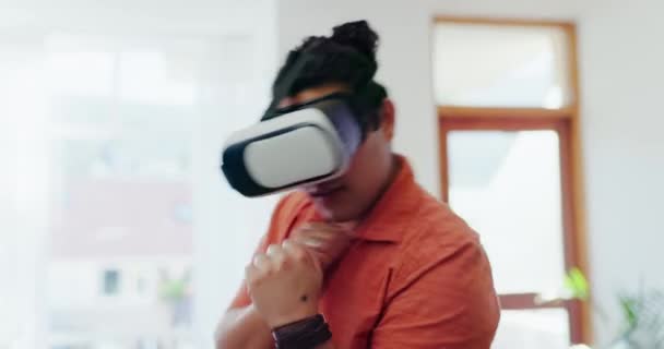 虚拟现实眼镜 男人和拳击游戏在室内的网络体验 用户界面或多样化 冲锋和Vr游戏在休息与Ui技术 Esports或人在玩战斗 — 图库视频影像