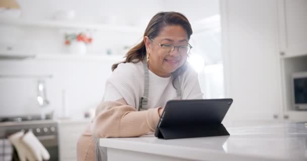 微笑和老年妇女与平板电脑 打字和连接的在线阅读 家庭和食谱 成熟的人 科技和快乐的女士 电子邮件通知 食物博客和社交媒体 — 图库视频影像