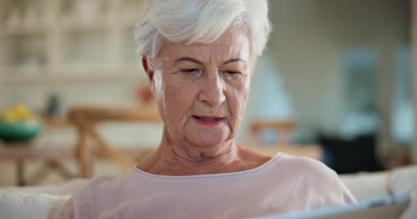 Sonríe Hogar Anciana Las Redes Sociales Con Tableta Internet Para — Vídeos de Stock