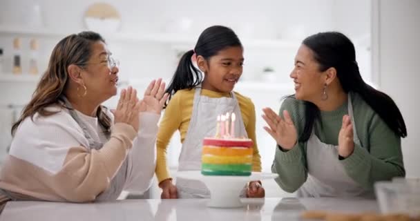 ごめんなさい 家族は幸せな誕生日を家庭の台所で娘と一緒に歌っています ケーキ パーティー おばあちゃん お母さん お子さんがワクワクするお祝い — ストック動画