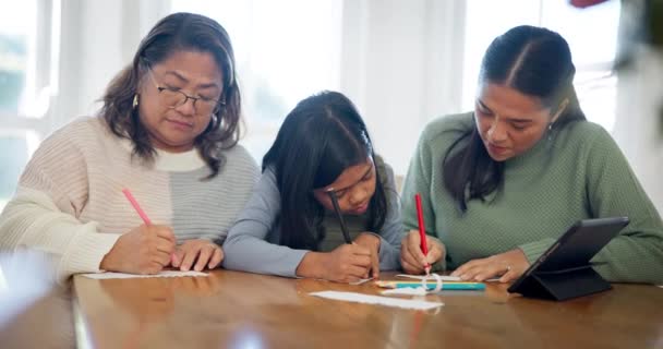 おばあちゃん お母さんは 子供が家庭のテーブルに宿題を書くのを支援したり 介護したりするのを手伝います 学生としての子供の創造性と成長を教える学習 幸せな親 — ストック動画