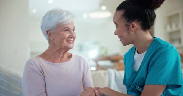 Unterstützung Gespräch Und Seniorin Mit Krankenschwester Für Gesundheitswesen Altenpflege Oder — Stockvideo