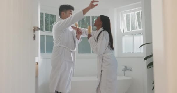 Cantando Manhã Dança Com Casal Banheiro Por Amor Celebração Bem — Vídeo de Stock