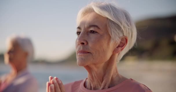 Beach Yoga Gezicht Oude Vrouw Ademhaling Ontspannen Wellness Mindfulness Oefening — Stockvideo