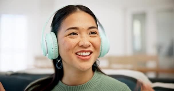 Headphone Tari Dan Wanita Muda Ruang Tamu Bernyanyi Musik Radio — Stok Video
